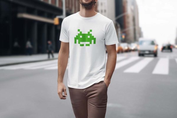 Space Invaders. Alien Verde. Polera Blanca Hombre